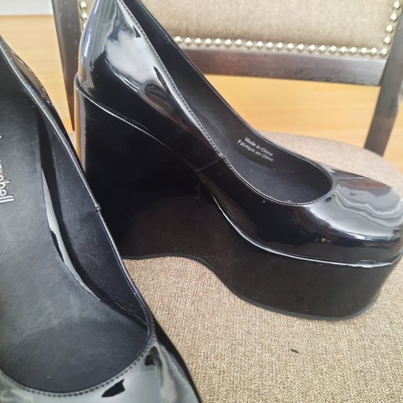 Jeffrey Campbell Yazmin Wedge Platform Shoe in Black Patent, Size 7 - Picture 4 of 8